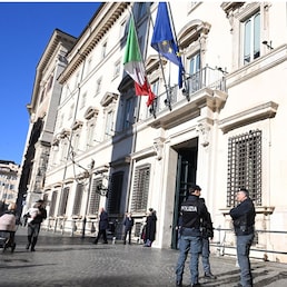 Agenti della Polizia di Stato davanti a Palazzo Chigi dove è in corso un vertice di governo per discutere il pacchetto sicurezza, Roma 2 febbraio 2026.  ANSA/MAURIZIO BRAMBATTI