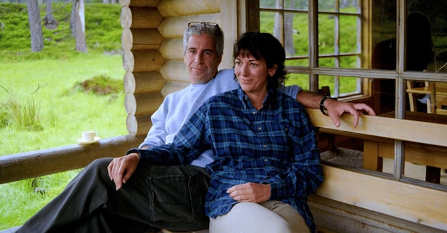 Jeffrey Epstein con Ghislaine Maxwell in una delle foto contenute nei file Epstein e pubblicate dal dipartimento di Giustizia degli Stati Uniti. 