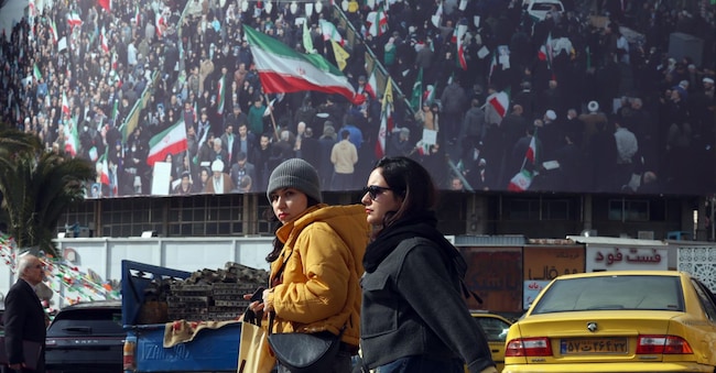Iraniani camminano per una strada di Teheran, Iran, 2 febbraio 2026.  EPA/ABEDIN TAHERKENAREH
