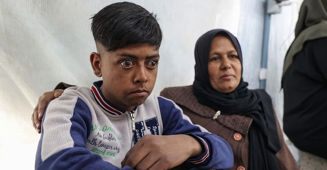 Pazienti palestinesi riuniti all'interno dell'ospedale della Mezzaluna Rossa palestinese a Khan Younis, nella Striscia di Gaza meridionale, il 2 febbraio 2026. Cinque pazienti palestinesi potranno attraversare il confine di Rafah per ricevere cure mediche, dopo che l'Organizzazione Mondiale della Sanità ha comunicato che la parte israeliana ha approvato il loro viaggio in Egitto. Israele ha riaperto il confine di Rafah tra Gaza e l'Egitto, consentendo ogni giorno il passaggio a un numero limitato di persone.  EPA/HAITHAM IMAD