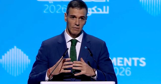 Il primo ministro spagnolo Pedro Sanchez tiene un discorso al World Governments Summit di Dubai e si sofferma sulle limitazioni anagrafiche agli utenti dei social