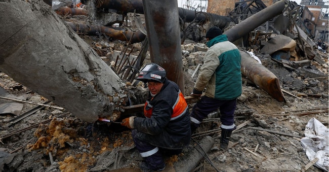 Operai tagliano un tubo nel complesso della centrale termica di Darnytsia, gravemente danneggiata dai recenti attacchi missilistici e con droni russi, nel contesto dell'attacco della Russia all'Ucraina, a Kiev, Ucraina, 4 febbraio 2026. REUTERS/Valentyn Ogirenko