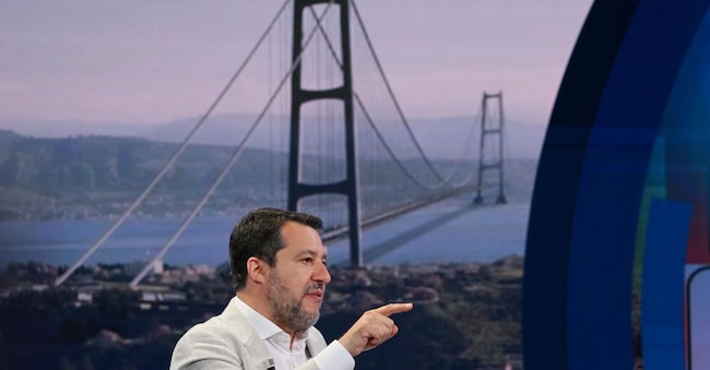 Il leader della Lega e ministro dei Trasporti, Matteo Salvini, ospite della trasmissione televisiva Rai: Porta a porta, condotta da Bruno Vespa, Roma, 29 maggio 2024.  ANSA/ALESSANDRO DI MEO (ponte sullo stretto messina)