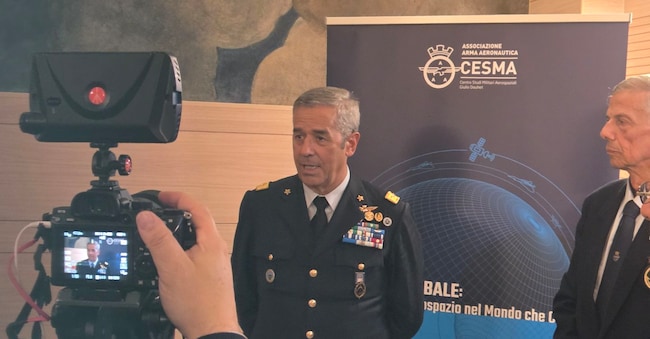 Sulla sinistra il generale di squadra aerea Silvano Frigerio, Comandante del Comando Squadra Aerea dell’Aeronautica Militare, sulla  destra il generale di squadra aerea Giovanni Fantuzzi, direttore del CeSMA (Centro Studi Militari Aerospaziali Giulio Douhet) 