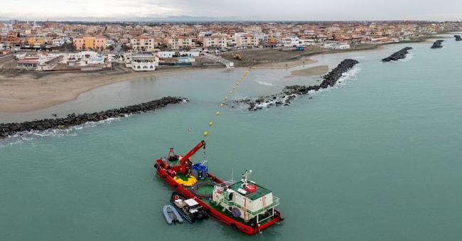 La posa del cavo Unitirreno a Fiumicino