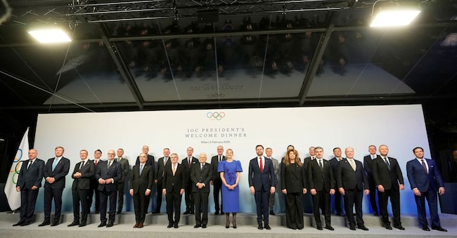 Olimpiadi invernali Milano Cortina 2026 - Il vicepresidente degli Stati Uniti JD Vance con il presidente del CIO Kirsty Coventry e il presidente italiano Sergio Mattarella posano per una foto di gruppo durante la cena di gala Pool via REUTERS/Luca Bruno