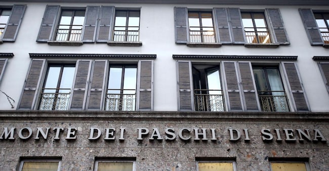 La sede del Monte dei Paschi di Siena in via Manzoni a Milano, in una immagine di archivio. ANSA/MATTEO BAZZI