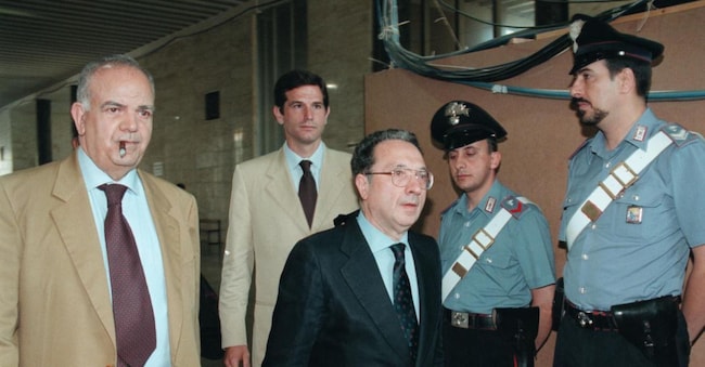 In una foto d'archivio l'ex giudice Corrado Carnevale  (d) al suo arrivo  al palazzo di Giustizia di Palermo, con il suo avvocato Giuseppe Gianzi (s). ANSA/MIKE PALAZZOTTO