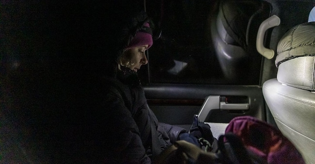 Lizzie Johnson, corrispondente dall’Ucraina del Washington Post, appena licenziata, in una immagine condivisa sui social mentre fa reporting in auto durante un blackout elettrico