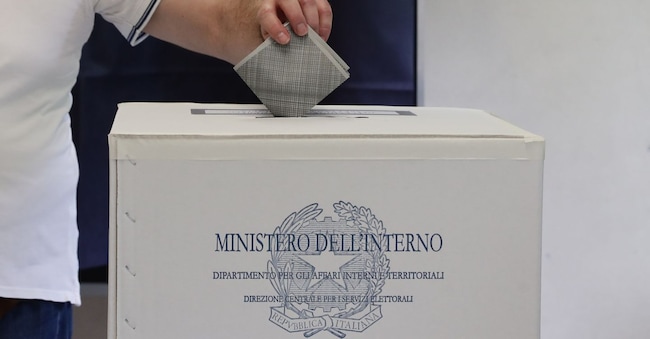 ELEZIONI SEGGIO ELETTORALE SCHEDA ELETTORALE SCHEDE ELETTORALI VOTO  VOTAZIONI URNA