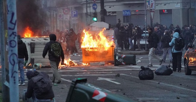 Scontri a Torino tra antagonisti e forze dell'ordine durate il corteo dopo lo sgombero di Askatasuna. Un gruppo di persone incappucciate in testa alla manifestazione ha cercato di sfondare il cordone della polizia lanciando bottiglie e oggetti. Le forze dell'ordine hanno risposto con idranti e lacrimogeni. Ci sono state cariche con manganellate da un lato e bastonate da parte dei manifestanti. Torino, 20 dicembre 2025. ANSA / TINO ROMANO