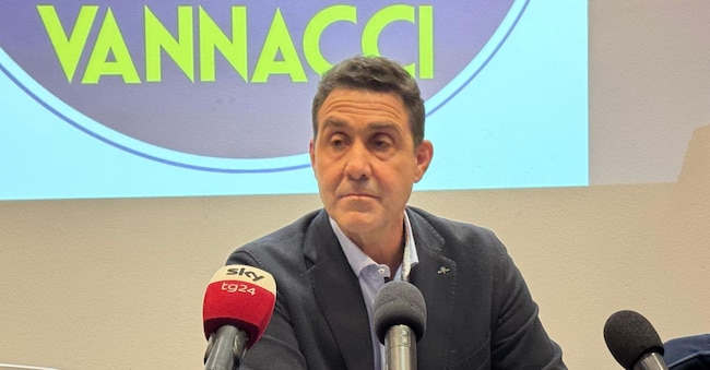 Il parlamentare europeo Roberto Vannacci all'incontro sulla Remigrazione presso l'hotel RMH Modena des Arts a Baggiovara frazione di Modena, 4 Febbraio 2026. ANSA /ELISABETTA BARACCHI