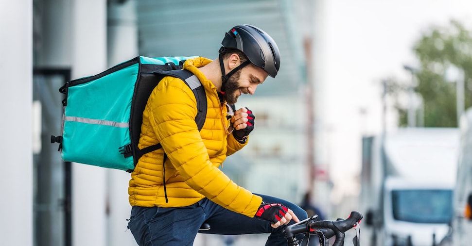 la trappola del food delivery per i rider 10 ore di lavoro al giorno con 2 euro a consegna