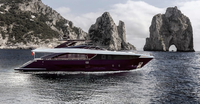 Un Amer F100 di fronte ai Faraglioni di Capri