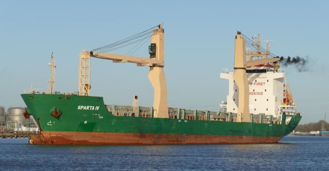 La nave russa Sparta IV in una immagine tratta dal sito Vesselfinder. Il cargo sta navigando da diverse ore su e giù per la Sardegna orientale. Secondo quanto riporta L'Unionesarda.it, l'imbarcazione fa parte della flottiglia che a metà gennaio era stata individuata nel Mediterraneo dalla Nato mentre, assieme alla Mys Zhelaniya, veniva scortata dal cacciatorpediniere della Marina russa, Severomorsk. 