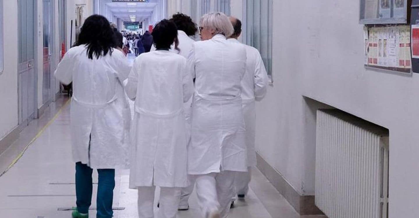 https://i2.res.24o.it/images2010/S24/Documenti/2026/02/07/Immagini/Ritagli/medici-ospedale-corsia-ansa-U56200102282KUC-1440x752@IlSole24Ore-Web.jpg