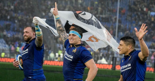 I giocatori italiani festeggiano la vittoria durante la partita di rugby del Sei Nazioni tra Italia e Scozia allo stadio Olimpico di Roma, Italia, il 7 febbraio 2026. ANSA/RICCARDO ANTIMIANI