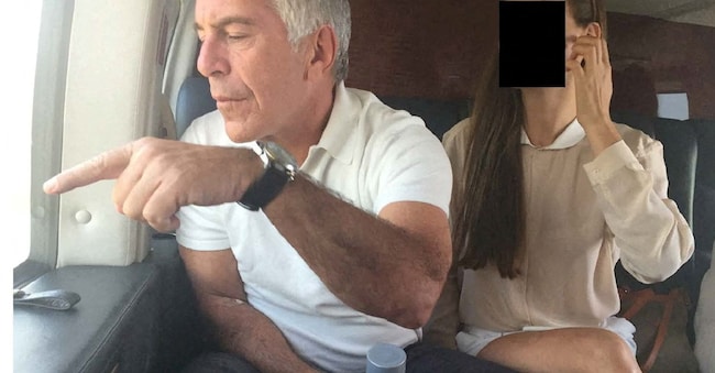 Il defunto finanziere e condannato per reati sessuali Jeffrey Epstein appare insieme a una donna, la cui identità è stata oscurata, in questa immagine proveniente dalla tenuta di Epstein e diffusa dai Democratici della Commissione di Vigilanza della Camera dei Rappresentanti a Washington /Handout via REUTERS 