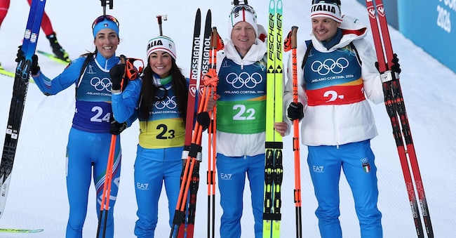 Olimpiadi Milano Cortina 2026 - Biathlon - Staffetta mista 4 x 6 km (M+W) - Anterselva Biathlon Arena, Alto Adige, Italia - 8 febbraio 2026.  Lisa Vittozzi, Dorothea Wierer, Lukas Hofer e Tommaso Giacomel dell'Italia festeggiano dopo aver vinto la medaglia d'argento nella staffetta mista 4 x 6 km (M+W) di biathlon REUTERS/Eloisa Lopez
