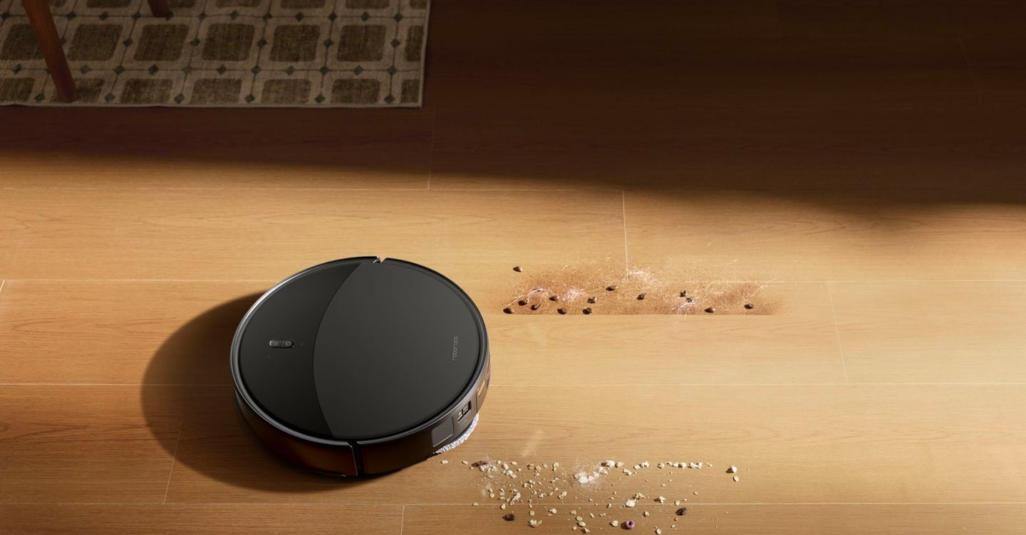 Roborock Saros 20 non chiede permesso: supera soglie, decide e pulisce da solo