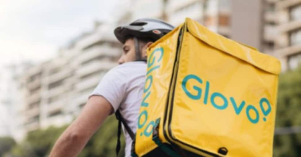 glovo finisce sotto controllo giudiziario per il reato di caporalato