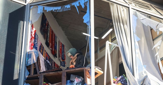 Una donna appare in una finestra rotta di un edificio colpito da un attacco con droni russi, durante l'attacco della Russia all'Ucraina, a Odessa, Ucraina, il 9 febbraio 2026. REUTERS/Nina Liashonok     TPX IMMAGINI DEL GIORNO