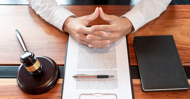 Avvocato o giudice, uomo d'affari che lavora con documenti, accordi, contratti e martelletto in tribunale, giustizia e studio legale, concetto di notaio.