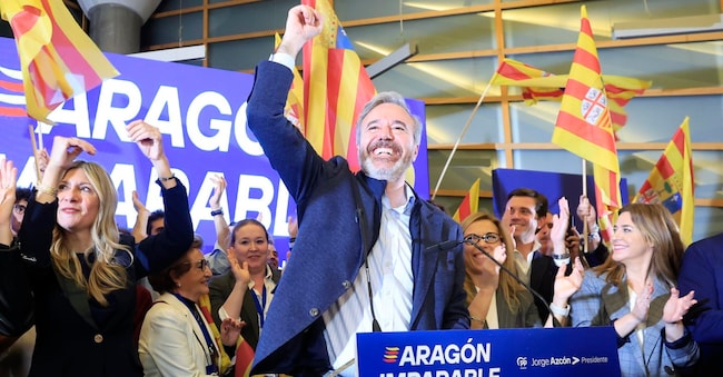 Il presidente regionale ad interim dell'Aragona Jorge Azcon (C), il popolo spagnolo