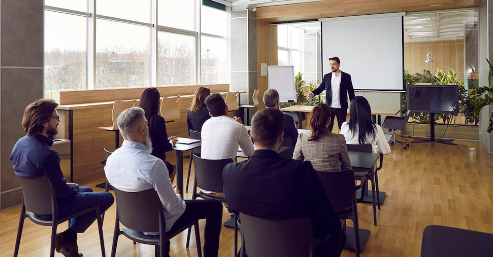 Ai, entro il 2030 cambierà il 39% delle competenze, ma metà delle persone non fa formazione