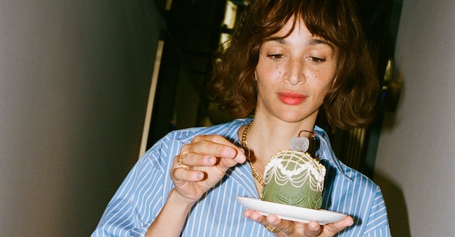 La food designer Laila Gohar con il suo panettoncino ricoperto da una glassa di marzapane: si può assaggiare al ristorante Etereo dell’hotel Casa Brera di Milano durante queste festività (22 €).
