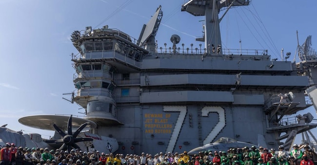 Gli inviati del presidente Usa, Steve Witkoff e Jared Kushner, insieme al comandante del Centcom Brad Copernicus, hanno visitato la portaerei Abraham Lincoln arrivata nel Golfo in seguito alla crisi con l'Iran, 07 febbraio 2026.
ANSA/x.com/SEPeaceMissions
