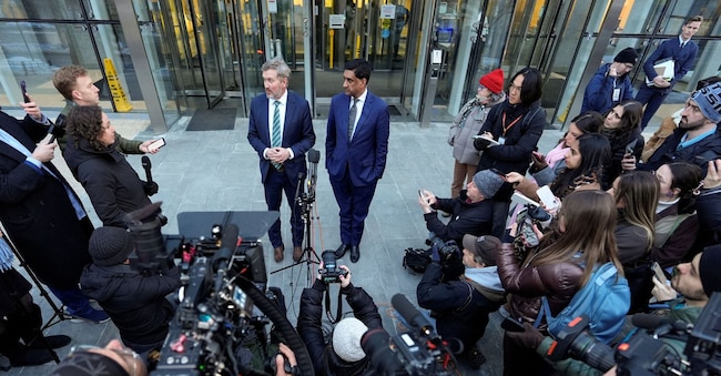 I rappresentanti degli Stati Uniti Thomas Massie (repubblicano sulla sinistra) e Ro Khanna (democratico) parlano ai media dopo aver visionato i fascicoli non censurati su Jeffrey Epstein presso la sede del Dipartimento di Giustizia a Washington, D.C., Stati Uniti, il 9 febbraio 2026. REUTERS/Kent Nishimura
