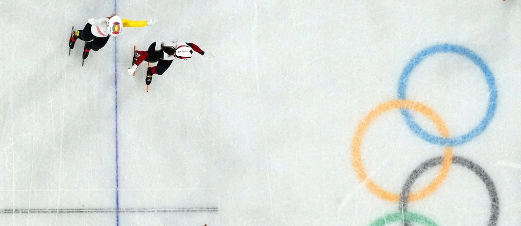 Olimpiadi Milano Cortina 2026 - Pattinaggio di velocità su pista corta - Staffetta mista a squadre - Finale A - Milano Ice Skating Arena, Milano, Italia - 10 febbraio 2026. Elisa Confortola dell'Italia festeggia la vittoria dell'oro REUTERS/Fabrizio Bensch