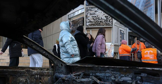 Lavoratori comunali ispezionano i danni causati da un attacco russo a Odessa, nell'Ucraina sud-occidentale, il 9 febbraio 2026, durante l'invasione russa. Secondo il Servizio di emergenza statale dell'Ucraina, almeno una persona è rimasta uccisa e altre due sono rimaste ferite dopo che un drone ha colpito una zona residenziale, danneggiando un grattacielo e un gasdotto.  EPA/IGOR MASLOV