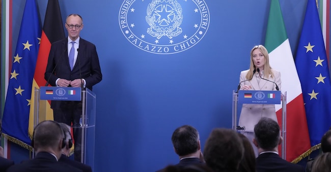 La premier italiana Giorgia Meloni, a destra, e il cancelliere tedesco Friedrich Merz, a sinistra, partecipano a una conferenza stampa al termine di un vertice intergovernativo a Villa Doria Pamphilj a Roma, venerdì 23 gennaio 2026, per discutere di cooperazione politica ed economica.