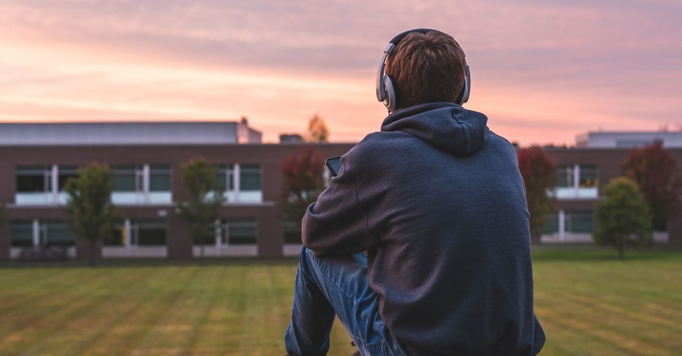 Musica ad alto volume e cuffie senza fili: attenti alla perdita d’udito “nascosta”, ecco i segnali