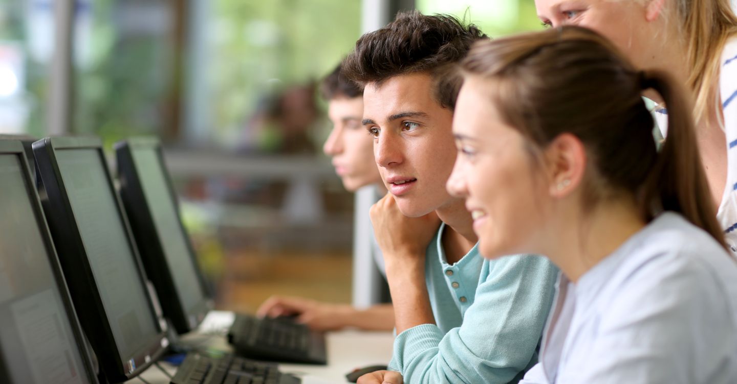 AI generativa: l’89% dei giovani italiani la usa già. «È il nuovo Google»