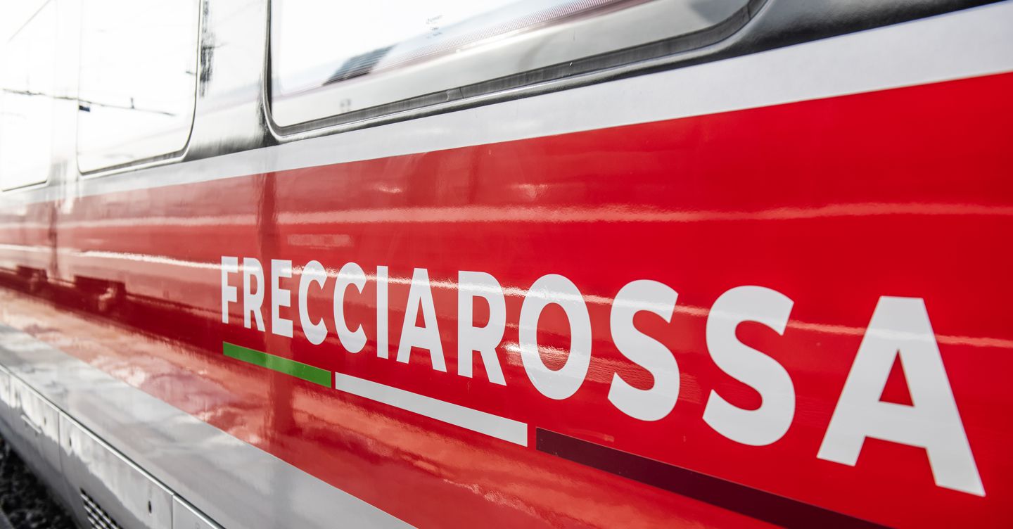 https://i2.res.24o.it/images2010/S24/Documenti/2026/02/11/Immagini/Ritagli/Nuovo%20logo%20Frecciarossa.2-U15037314131lTf-1440x752@IlSole24Ore-Web.jpg