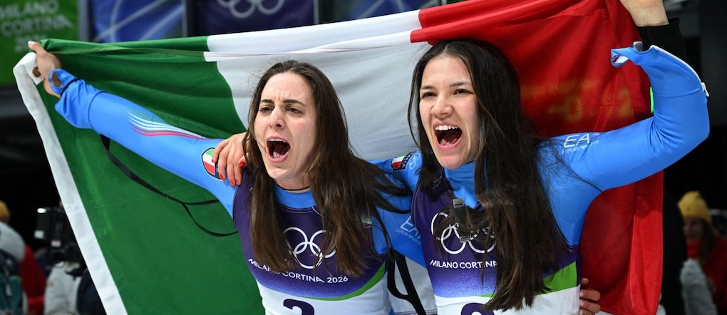 Olimpiadi Milano Cortina 2026 - Slittino - Doppio femminile, seconda manche - Centro Slittino Cortina, Cortina d'Ampezzo, Italia - 11 febbraio 2026. Andrea Voetter e Marion Oberhofer, entrambe italiane, festeggiano la medaglia d'oro. REUTERS/Annegret Hilse