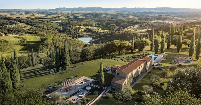 Accanto al borgo medioevale di Castelfalfi, un progetto indipendente, Tenuta Toscana - Golf & Field Club: avrà 80 residenze di design, parte di The Lodging Club.