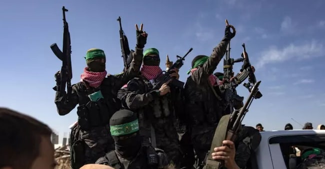 Secondo il Nyt, gli Usa in una prima fase lascerebbero tenere armi leggere ai miliziani di Hamas