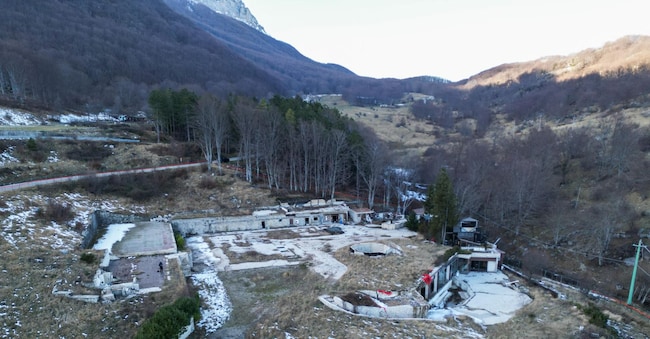 Una veduta aerea di quel che rimane dell'hotel Rigopiano di Farindola che sette anni fa, il 18 gennaio 2017, fu travolto e distrutto da una valanga, alle pendici del versante pescarese del Gran Sasso, provocando la morte di 29 persone, 18 gennaio 2024.     ANSA / Emanuele Valeri