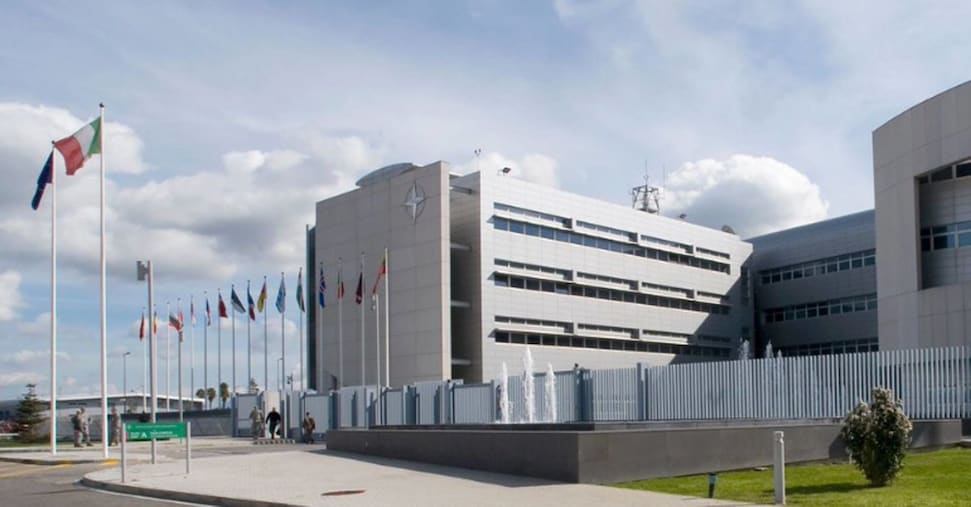 Difesa, la Nato adotta una nuova struttura di comando: alla base di Napoli arriva un italiano. Ecco cosa cambia