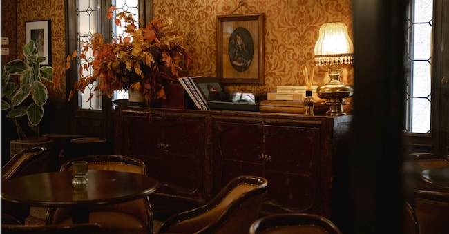 Il salotto conviviale dell’Hotel Flora, con le poltroncine originali. Qui si fa colazione e l’aperitivo, si mangia un toast o un’insalata