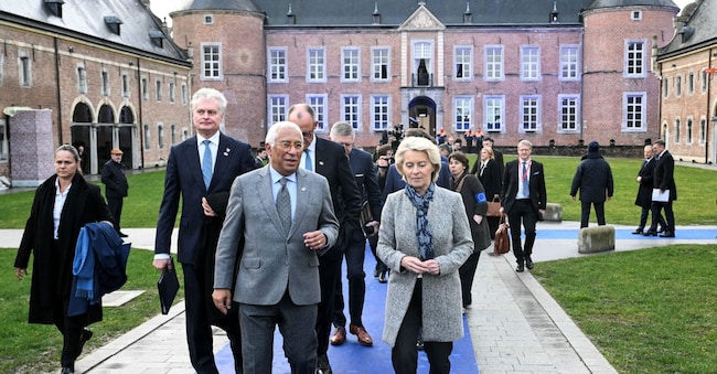 Il presidente del Consiglio europeo Antonio Costa, il presidente della Lituania Gitanas Nauseda e la presidente della Commissione europea Ursula von der Leyen arrivano al ritiro informale dei leader dell'UE al castello di Alden Biesen in Belgio