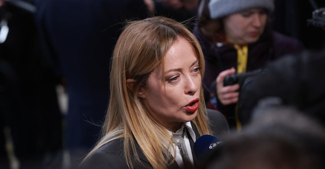 Il primo ministro italiano Giorgia Meloni parla alla stampa al suo arrivo al ritiro informale dei leader dell'UE al castello di Alden Biesen a Bilzen, in Belgio, il 12 febbraio 2026. La sessione strategica si concentra sull'approfondimento del mercato unico, sulla promozione degli investimenti e sul rafforzamento della competitività dell'Europa in un panorama geoeconomico in evoluzione. EPA/OLIVIER HOSLET
