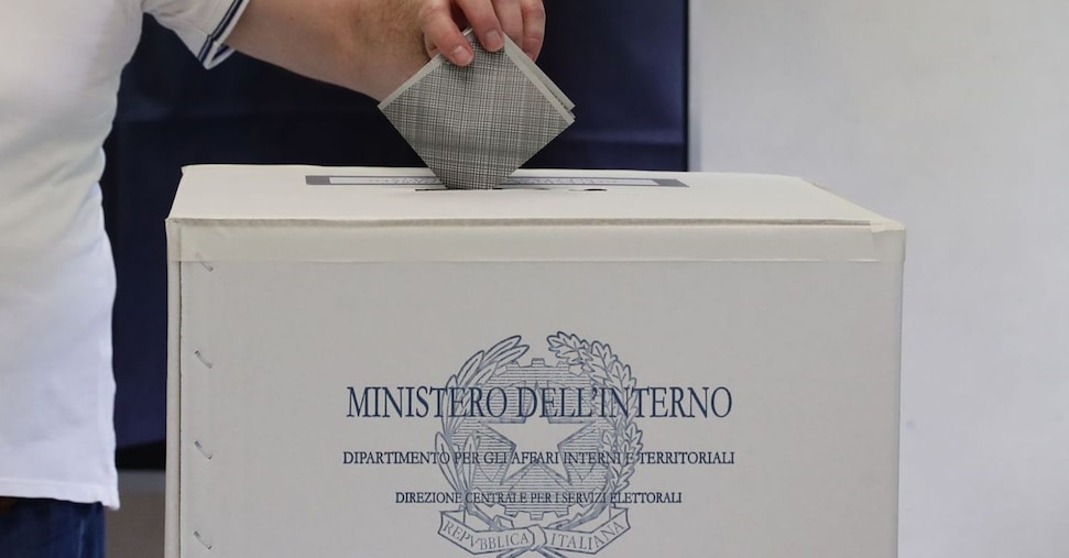 Referendum, nei sondaggi si riduce il vantaggio del sì sul no. Gratteri: «Voteranno sì imputati e massoneria deviata»:  è polemica