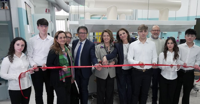 Taglio del nastro del nuovo laboratorio di scienze