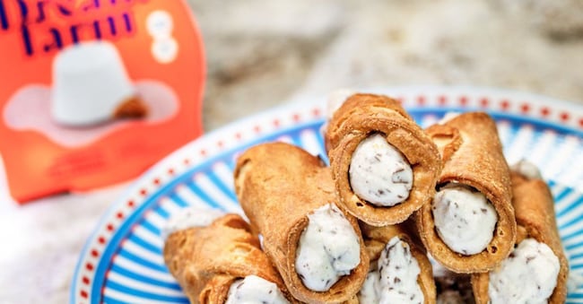 Cannoli riempiti con un prodotto plant based di Dreamfarm