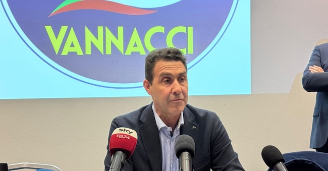 Il parlamentare europeo Roberto Vannacci all'incontro sulla Remigrazione presso l'hotel RMH Modena des Arts a Baggiovara frazione di Modena, 4 Febbraio 2026. ANSA /ELISABETTA BARACCHI
